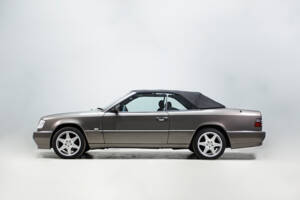 Image 5/33 of Mercedes-Benz 300 CE-24 (1992)
