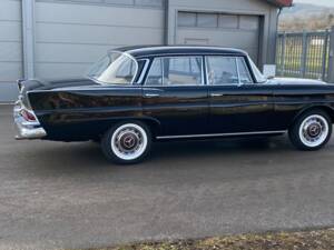 Afbeelding 2/9 van Mercedes-Benz 220 SE b (1964)