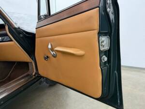 Image 21/26 of Rover 3500 (1970)