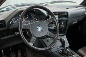 Bild 34/50 von BMW 325i (1986)