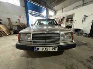 Image 3/8 of Mercedes-Benz 300 E-24 (1992)