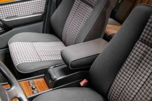 Image 18/40 de Mercedes-Benz E 220 (1995)