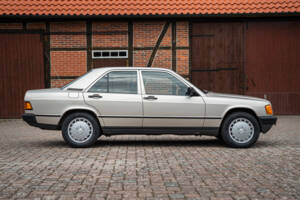 Image 11/77 de Mercedes-Benz 190 E 2.3 (1988)