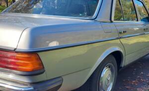 Image 3/16 of Mercedes-Benz 250 (1980)