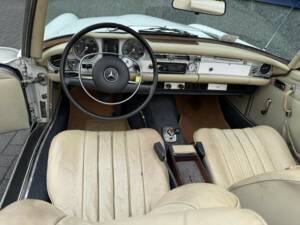 Image 33/50 of Mercedes-Benz 280 SL (1969)