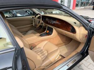 Image 13/34 of Jaguar XK8 4.0 (1997)