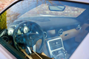 Image 18/50 of Mercedes-Benz SLS AMG (2011)
