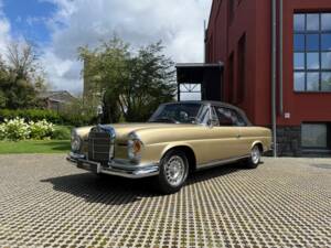 Image 2/39 de Mercedes-Benz 280 SE (1968)
