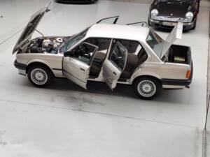 Bild 24/24 von BMW 318i (1989)