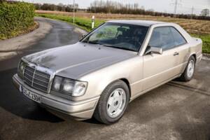 Bild 8/8 von Mercedes-Benz 230 CE (1988)