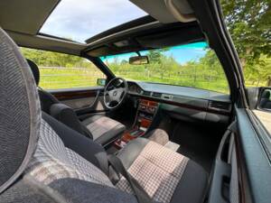 Bild 14/17 von Mercedes-Benz 230 CE (1991)