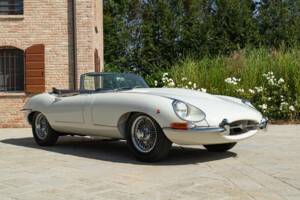 Bild 2/50 von Jaguar E-Type (1968)