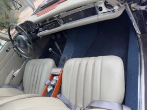 Image 22/26 de Mercedes-Benz 280 SL (1968)
