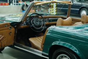 Image 21/50 de Mercedes-Benz 280 SL (1968)