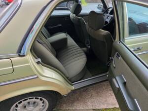 Image 57/73 of Mercedes-Benz 230 E (1985)