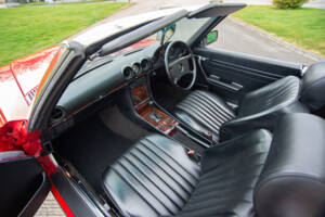 Image 13/29 of Mercedes-Benz 500 SL (1989)