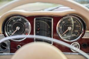 Image 33/70 de Mercedes-Benz 230 SL (1966)