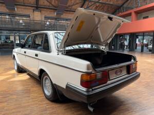 Bild 27/43 von Volvo 240 (1989)