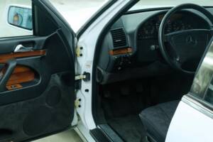 Bild 42/50 von Mercedes-Benz 300 SE (1992)