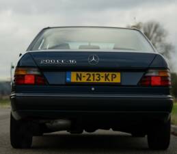 Bild 76/79 von Mercedes-Benz 200 CE (1993)