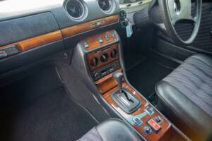 Image 18/30 de Mercedes-Benz 280 CE (1980)