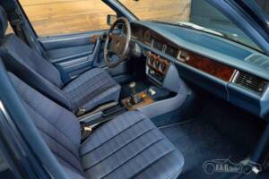 Imagen 9/19 de Mercedes-Benz 190 D (1990)