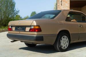 Image 13/46 de Mercedes-Benz 300 CE (1988)