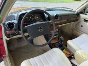 Bild 8/9 von Mercedes-Benz 230 C (1980)
