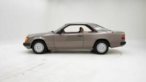 Bild 8/15 von Mercedes-Benz 230 CE (1988)