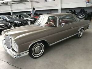 Image 3/38 de Mercedes-Benz 280 SE (1967)