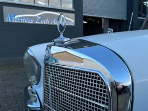 Image 2/29 de Mercedes-Benz 230 S (1965)