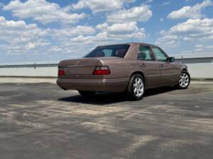 Immagine 9/13 di Mercedes-Benz E 220 (1994)