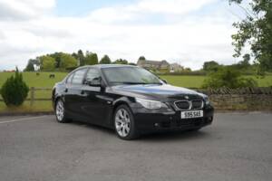 Bild 22/48 von BMW 550i (2006)