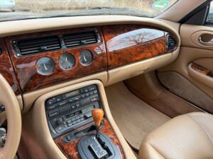 Image 11/34 of Jaguar XK8 4.0 (1997)