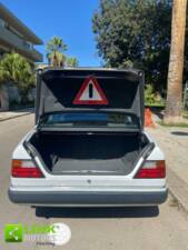 Bild 41/48 von Mercedes-Benz 200 E (1991)