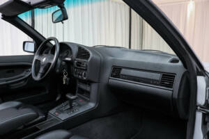 Image 12/17 of BMW 325i (1994)