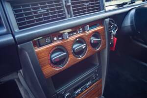 Bild 17/29 von Mercedes-Benz 190 E 2.0 (1992)