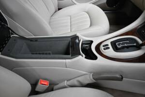 Immagine 36/50 di Jaguar XJ 8 Executive (2002)