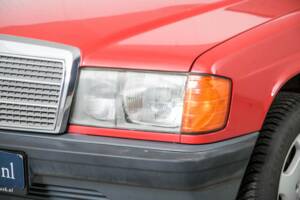Obraz 22/50 pojazdu Mercedes-Benz 190 D (1986)