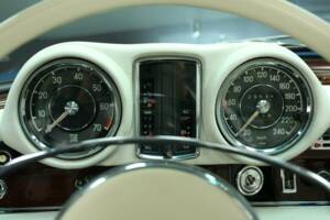 Image 18/50 of Mercedes-Benz 280 SE 3,5 (1971)