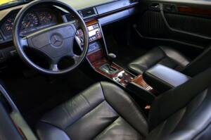 Immagine 19/30 di Mercedes-Benz 320 CE (1993)