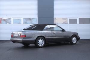 Bild 2/31 von Mercedes-Benz E 200 (1996)