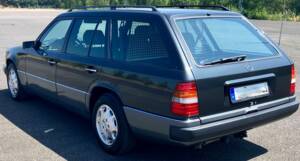 Bild 4/41 von Mercedes-Benz E 220 T (1995)