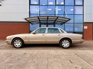Bild 8/32 von Jaguar XJ 8 Sovereign (1999)