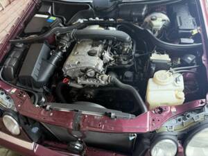 Bild 10/14 von Mercedes-Benz E 200 (1996)