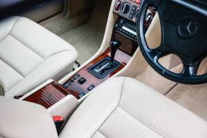 Immagine 23/47 di Mercedes-Benz E 220 (1995)