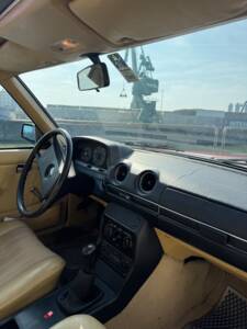 Image 30/65 of Mercedes-Benz 200 D (1982)