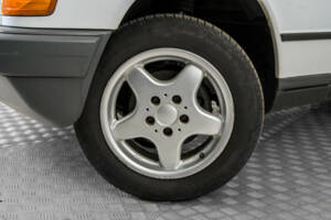 Image 4/50 de Mercedes-Benz 190 D (1986)