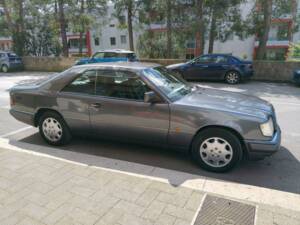 Image 21/35 de Mercedes-Benz E 200 (1995)