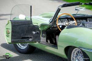 Image 4/60 de Jaguar E-Type (1969)